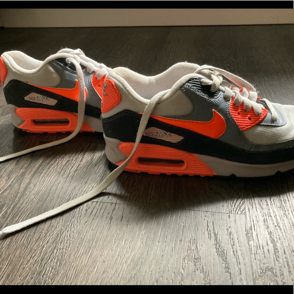 Women’s Nike running shoe size 6